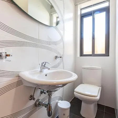 Comfortable Penthouse, Served With Lift, Wifi & Ac By 360 Estates Apartment *